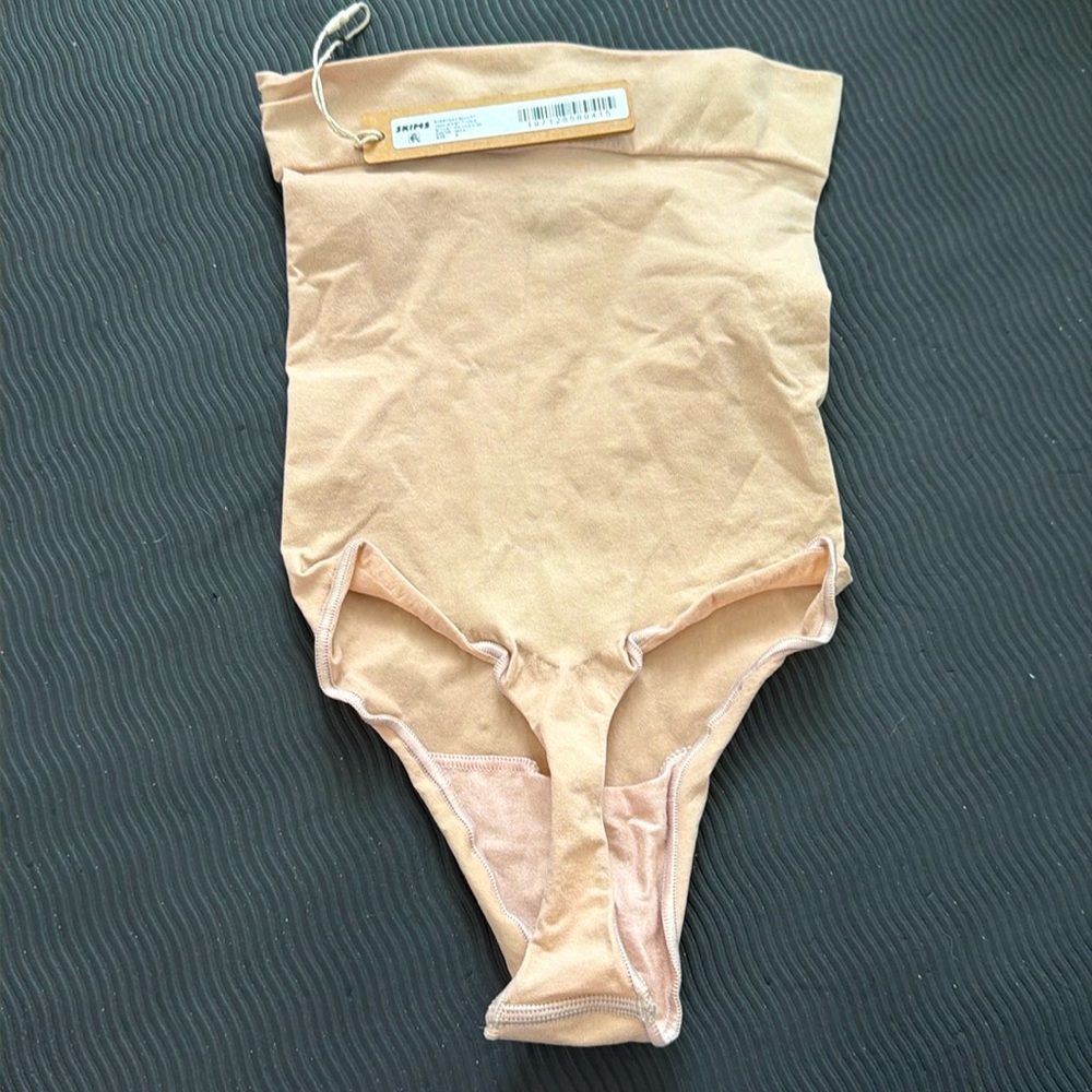 NWT Skims everyday sculpt high waist thong